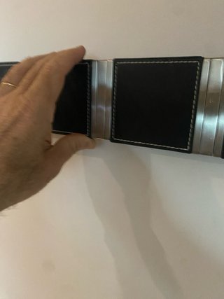Elegante perchero de pared con ganchos retráctiles