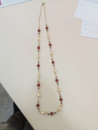 Collar dorado con cuentas rojas y perlas
