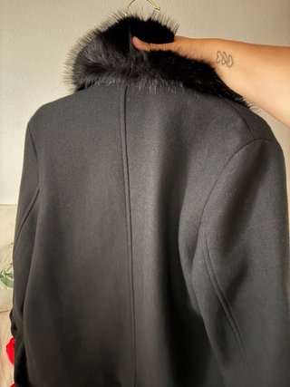 Abrigo negro talla M con capucha