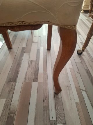Silla antigua de madera tallada