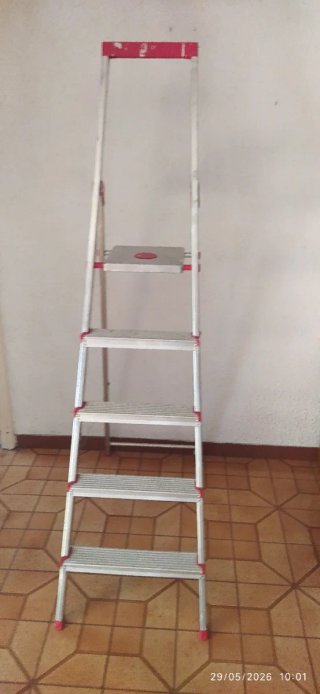 Escalera de aluminio plegable