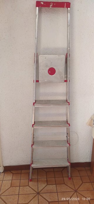 Escalera de aluminio plegable