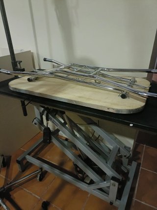 Mesa auxiliar de peluquería, de madera. Seminueva.