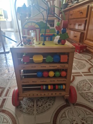 Caminador de madera para bebés con actividades