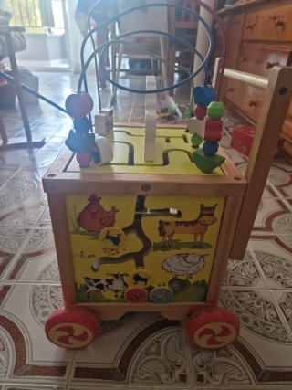 Caminador de madera para bebés con actividades