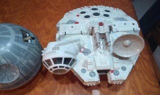 Set di giocattoli vintage Millennium Falcon e Death Star di Star Wars