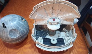 Set di giocattoli vintage Millennium Falcon e Death Star di Star Wars