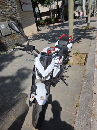QJ Motor TRX 125 Naked - 9000km - Matriculada 2024