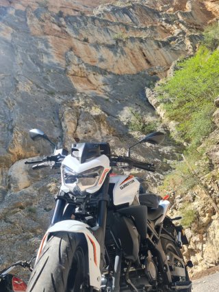 QJ Motor TRX 125 Naked - 9000km - Matriculada 2024