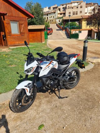 QJ Motor TRX 125 Naked - 9000km - Matriculada 2024