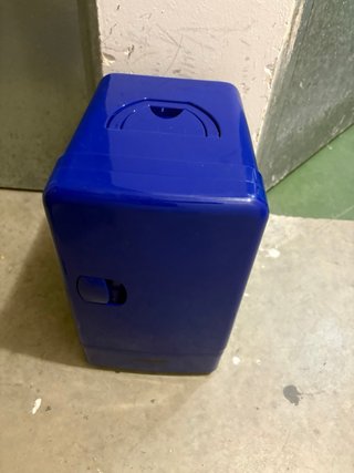 Nevera portátil azul para bebidas
