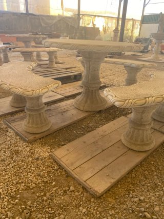 Mesa y bancos de piedra para jardín