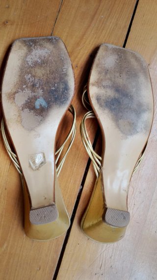 Sandalias doradas Gente Coqueta con pedrería