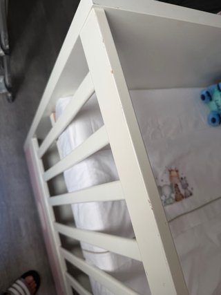 Cuna infantil blanca con cajones rosas