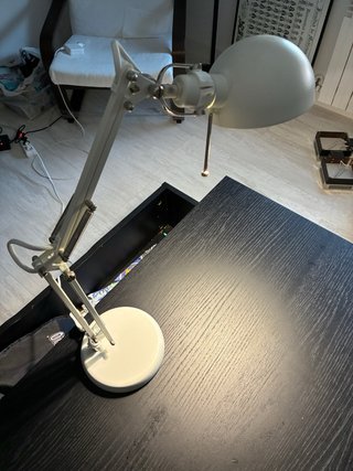 Lámpara flexo de mesa beige y blanca