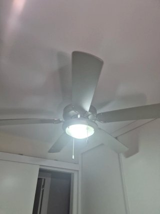 Ventilador de techo plateado