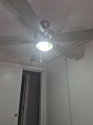 Ventilador de techo plateado
