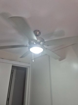 Ventilador de techo plateado