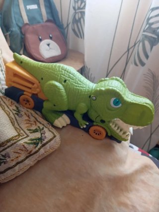 Coche de dinosaurio verde