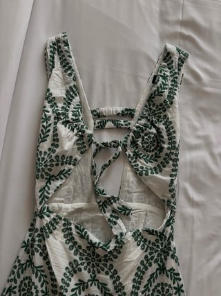 Vestido Zara blanco y verde bordado