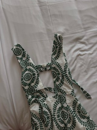 Vestido Zara blanco y verde bordado