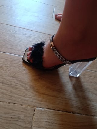 Sandalias tacón transparente y pelo