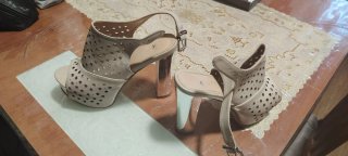 Sandalias Beige y Plateadas