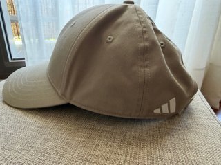 Gorra adidas oficial Mercedes-Petronas Beige