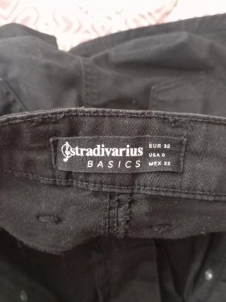 Pantalón corto negro Stradivarius