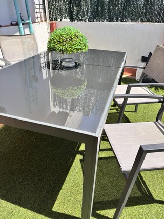 Conjunto de mesa de cristal y 4 sillones de jardín