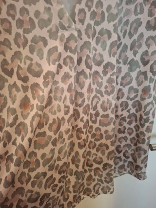 Blusa manga corta estampado leopardo
