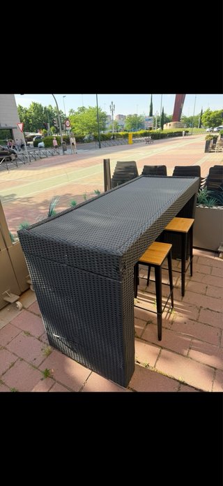 Tavolo alto per terrazzo/giardino in vimini