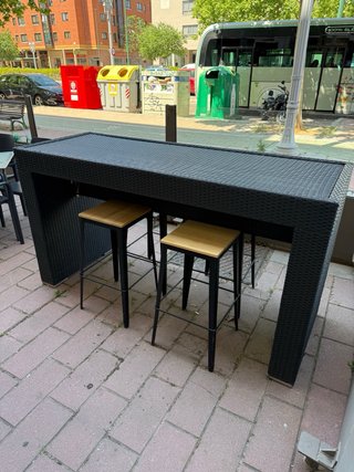 Tavolo alto per terrazzo/giardino in vimini