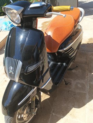 Peugeot Django 50cc 4t 2021 Negra/Marrón