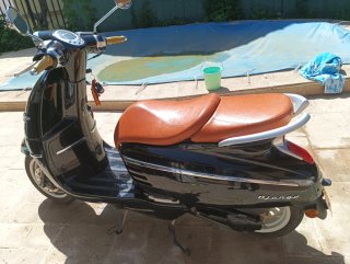 Peugeot Django 50cc 4t 2021 Negra/Marrón