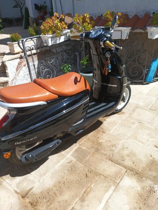 Peugeot Django 50cc 4t 2021 Negra/Marrón
