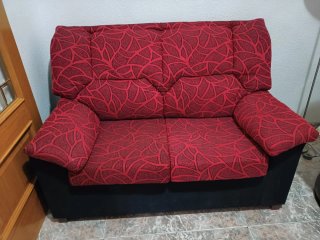Sofá de tela rojo y negro