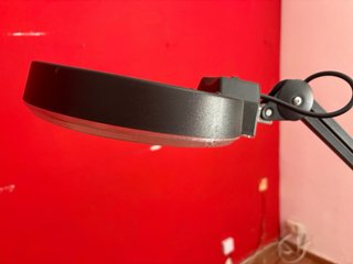 Lámpara de estudio con lupa y brazo articulado