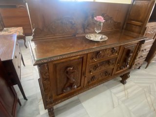 Aparador de madera tallada
