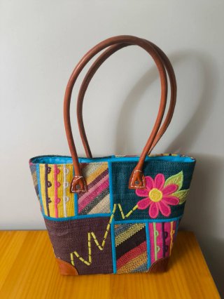 Bolso de asas patchwork con flor