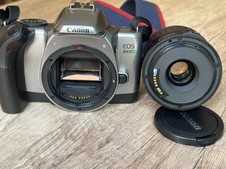 Canon EOS 3000V (Nueva) + Objeto Canon EF 28-90mm