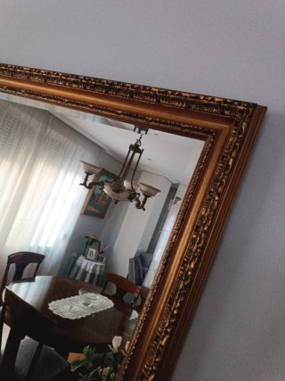 Espejo de salón dorado con marco de madera
