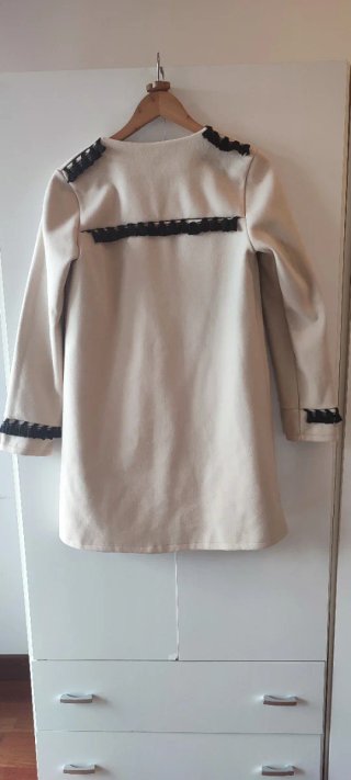 Chaqueta francesa beige con detalles negros