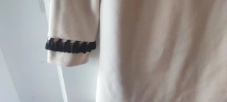 Chaqueta francesa beige con detalles negros