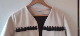 Chaqueta francesa beige con detalles negros