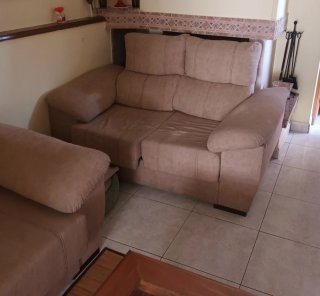 Sofá de tela y madera color beige