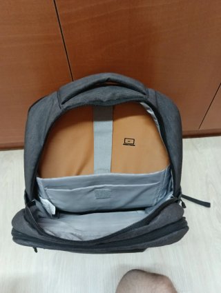 Mochila gris marca Totto