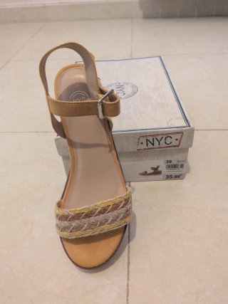 Sandalias cuña beige y amarillas talla 39