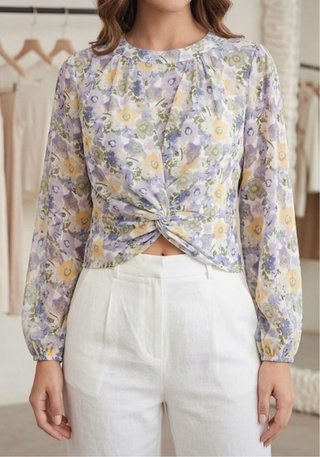 Blusa floral con nudo frontal