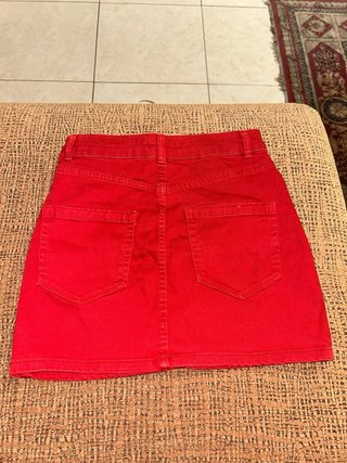 Falda vaquera roja con cinturón